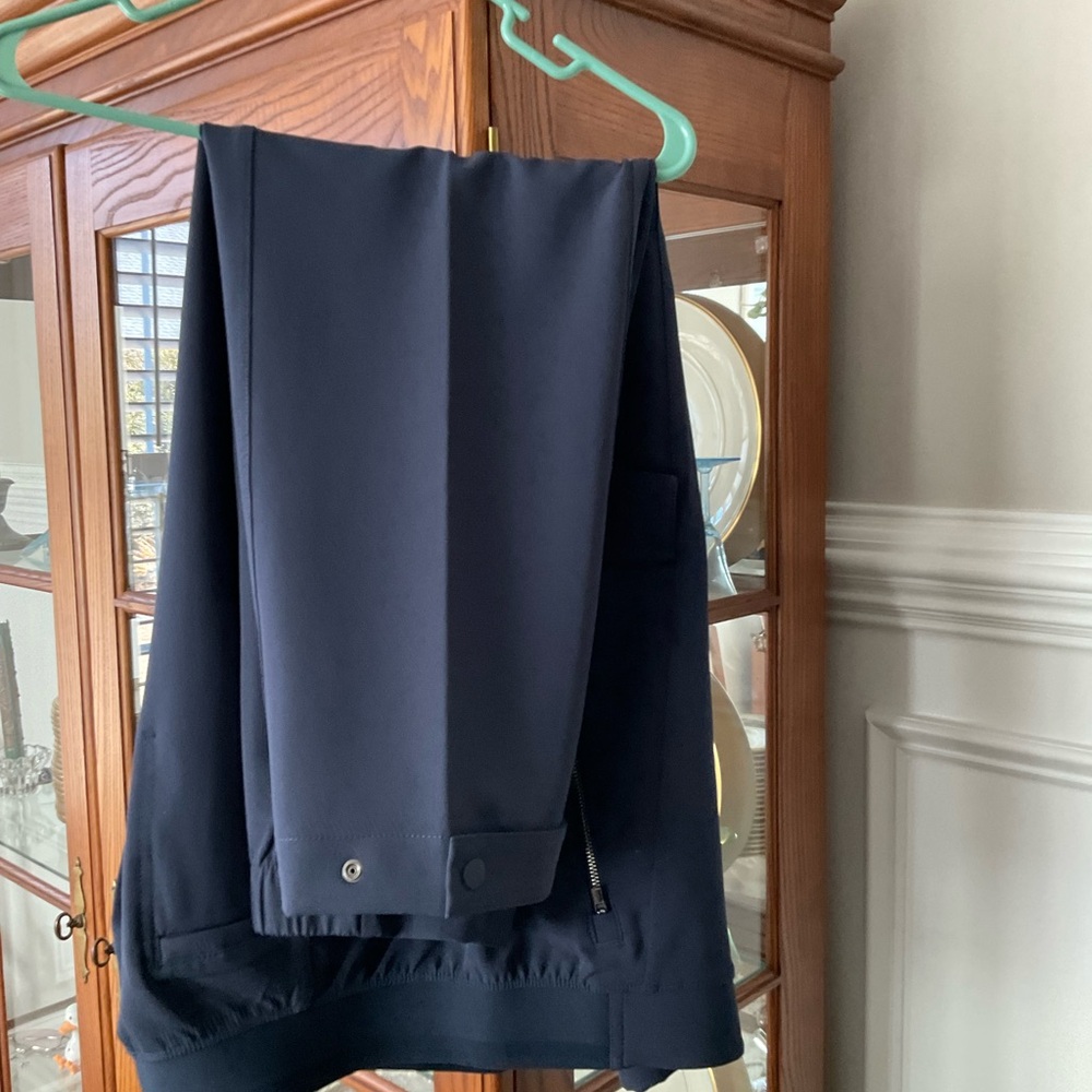 Athleta Navy Endless High Rise Cargo Pant. Navy Blue with zip front/rear pockets - Picture 12 of 13